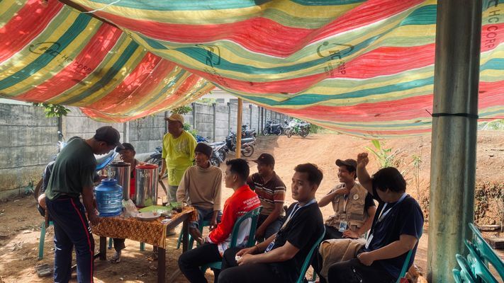 Membatu warga RT07 mempersiapkan acara untuk pesta pernikahan di RT07 