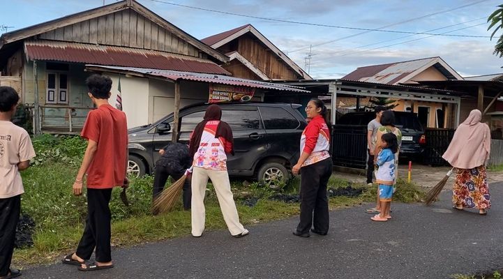 gotong royong bersama warga