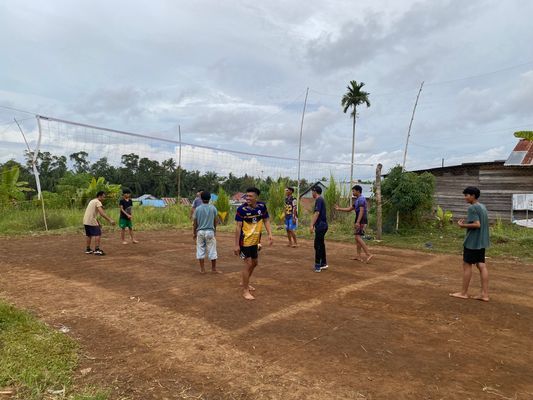 Olahraga sore bermain volly bersama warga