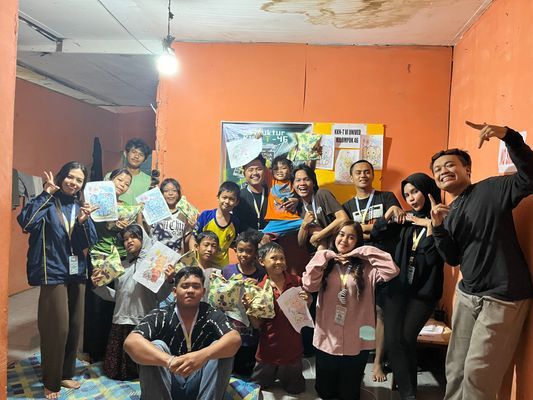 Foto bersama anak”setelah mewarnai