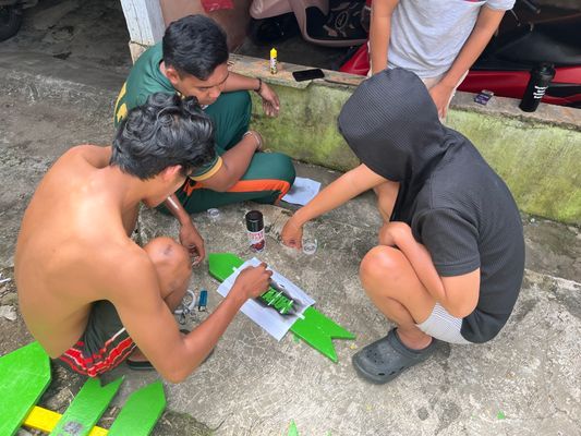 cat tulisan di plang sampah