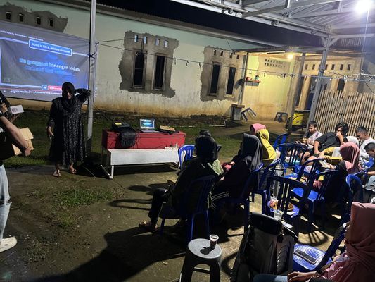 Nonton bersama warga