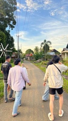 Keliling rt sambil membagikan brosur senam