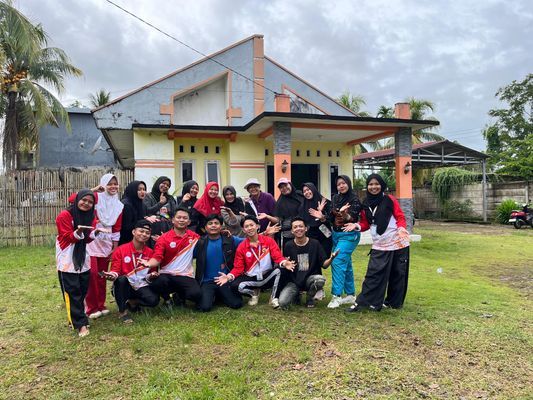 Foto bersama ibuk RT dan warga 