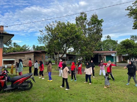 Senam bersama warga RT 29 RW 01 pematang gubernur 