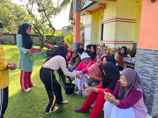 Bagi bagi doorprize sesudah senam bersama warga RT 29 RW 01 pematang gubernur 