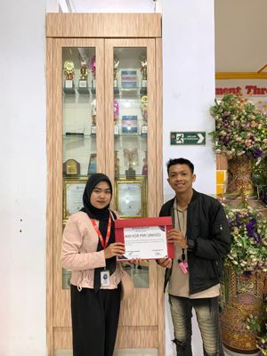 Penyerahan sertifikat partisipasi program kerja kesehatan gratis ke pihak PMI unived 