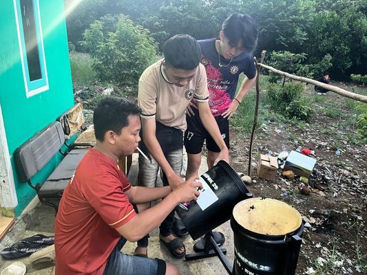 Proses pengecatan bag sampah proker kelompok  29 RT 29 RW 01 pematang gubernur 