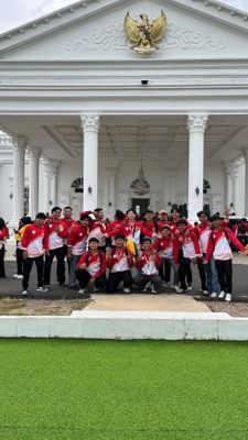 Foto bersama teman teman setelah selesai acara penutupan kkn 