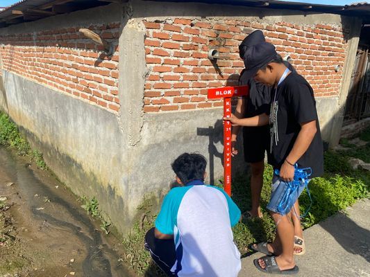 pemasangan plang jalan