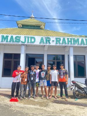 Kegiatan membersihkan masjid