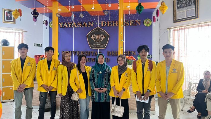 Pertemuan pertama dengan dpl di kampus universitas dehasen kelompok 44