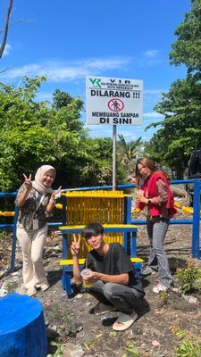 Mengecat rak untuk taman lempuing 