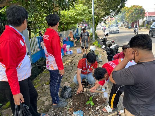 Penanaman bibit bunga di RT 10 pada saat gotong royong bersama warga