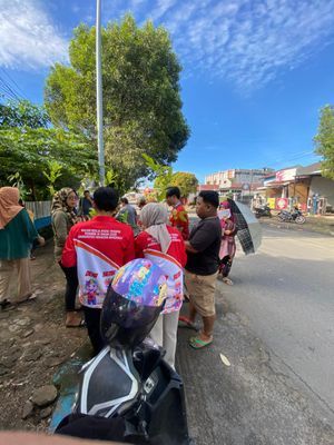 Pembagian bibit tanaman buah ke warga RT 10 penurunan 