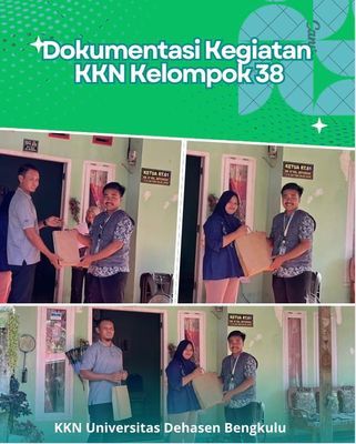 Pemberian kenang-kenangan kepada Ketua RT 61 pada Kegiatan Penutupan KKN