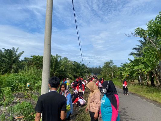 Kegiatan pembuatan taman di kualo