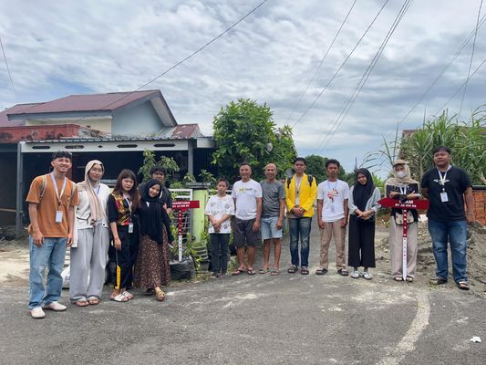 Pemasangan pelang Nama di RT 22 pematang gubernur