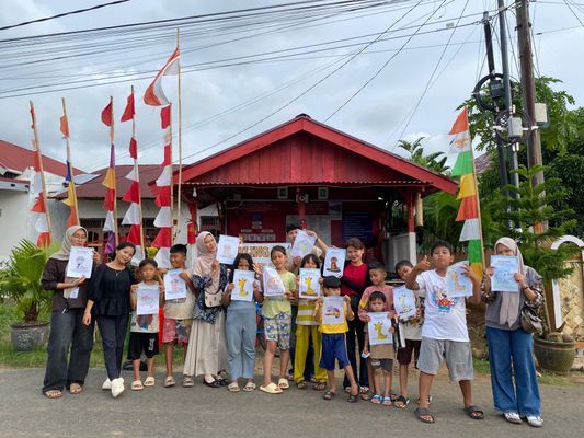 Mewarnai  bersama anak-anak RT 22