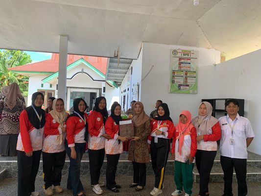 memberi kenang kenangan kepada ibu pkk