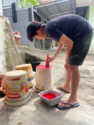 Pengecatan tong sampah