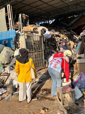 Pencarian Ember Bekas Cat untuk Tempat Sampah