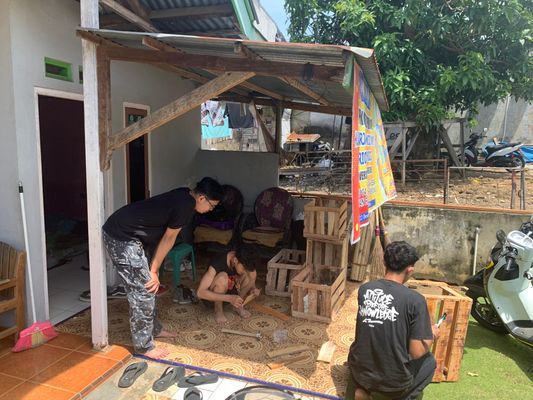 Mengumpulkan barang -barang untuk pembuatan kotak sampah 