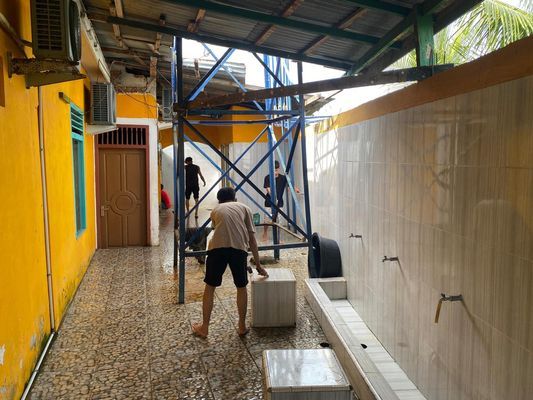 Membersihkan masjid nurul islam di kelurahan anggut bawah di hari jumat