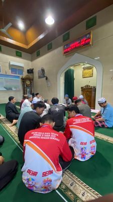 Berkumpul dan Mendengarkan ceramah singkat sabtu siang