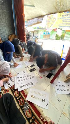 Membuat cetakan huruf untuk proses pembuatann kata kata papan edukasi dan plang gang 