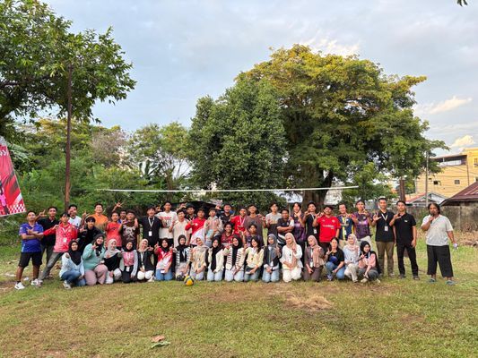 Foto bersama warga dan mahasiswa/i kkn-t di kelurahan anggut bawah setelah selesai menggelar acara puncak lomba untuk di persembahkan di kelurahan anggut bawah 